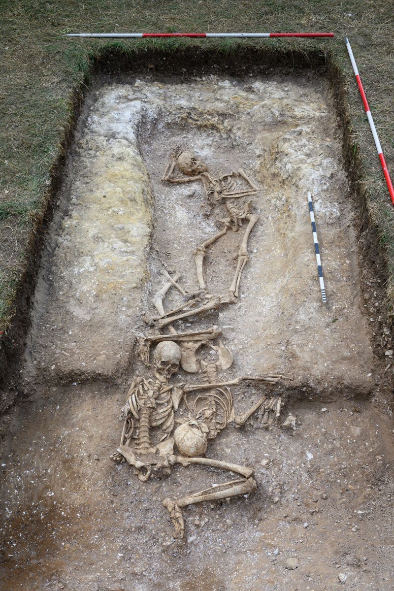 一つの穴に、折り重なるようにして埋葬された人骨/David Matzliach/Cambridge Archaeological Unit via CNN Newsource