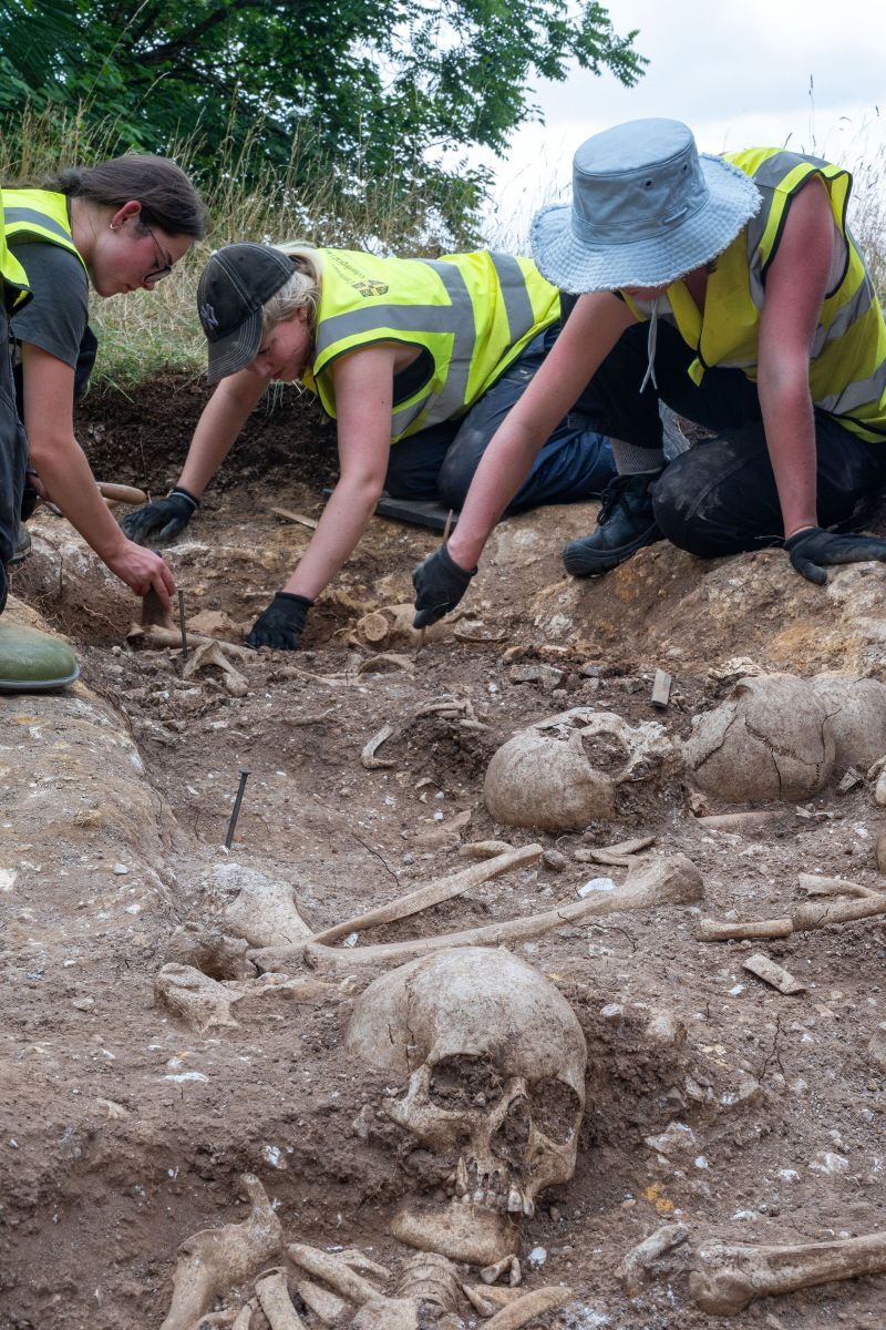 人骨の上に置かれる形で六つの頭蓋骨が発見された/David Matzliach/Cambridge Archaeological Unit via CNN Newsource