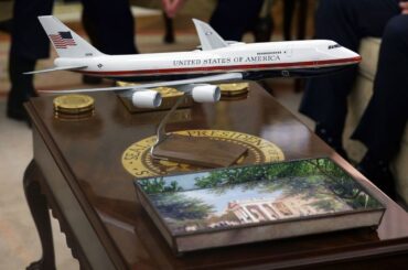 エアフォースワン、トランプ氏好みのカラーリングに　空軍が再度方針転換 - CNN.co.jp