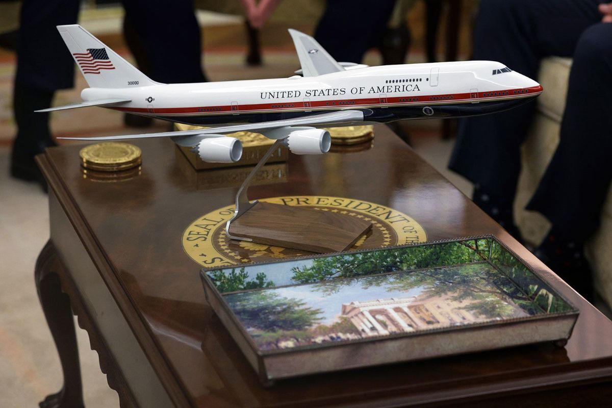 エアフォースワン、トランプ氏好みのカラーリングに 空軍が再度方針転換 – CNN.co.jp エアフォースワン、トランプ氏好みのカラーリングに 空軍が再度方針転換 - CNN.co.jp