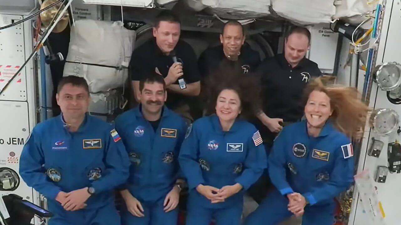 NASA有人宇宙飛行ミッション「Crew-12」の4名がISS到着 1か月ぶりの7名体制に 2 ISS(国際宇宙ステーション)到着後のウェルカムセレモニーで集まったCrew-12の4名と長期滞在中の3名、合計7名のクルー(Credit: NASA+)