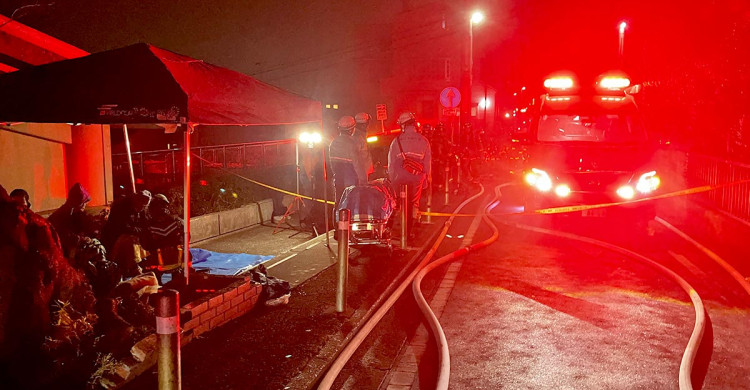 横浜・鶴見で火事、住宅5棟燃える 80代男性が病院搬送、火元の住民か – カナロコ 横浜・鶴見で火事、住宅5棟燃える 80代男性が病院搬送、火元の住民か - カナロコ