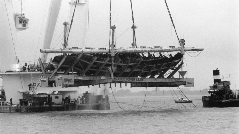 1982年11月10日に引き揚げられたメアリー・ローズ号の艦体/Fox Photos/Hulton Archive/Getty Images