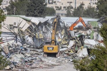 イスラエル、UNRWAの施設を重機で解体　東エルサレム - CNN.co.jp