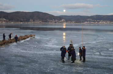 早朝の満月が照らす諏訪湖の氷 御神渡り観測続ける宮司「自然からのご褒美」 - 信濃毎日新聞デジタル