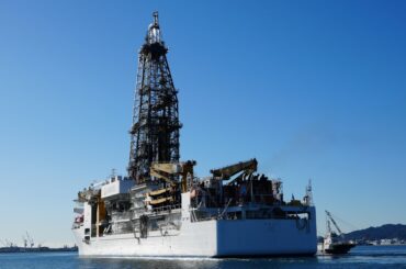 南鳥島沖レアアース泥「水深6000mから揚泥に成功」 松本文科相 - 日本経済新聞