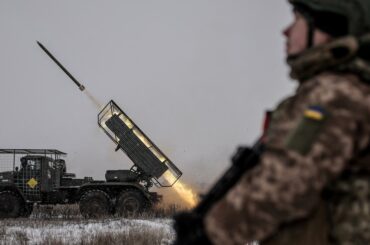 侵略4年、ウクライナ瀬戸際の継戦力 若者24%減・徴兵忌避で国外へ - 日本経済新聞