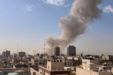 米・イスラエルがイラン攻撃、首都空爆 トランプ氏「核兵器取得阻止」 - 日本経済新聞