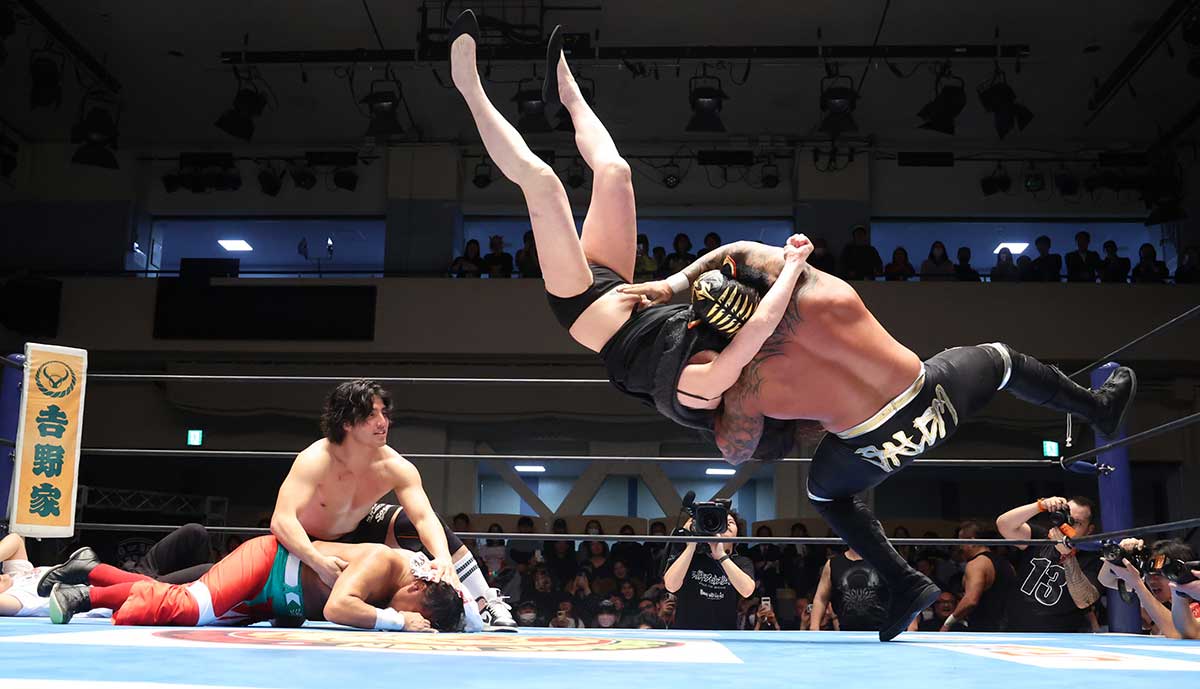【新日本】黒虎となったマグヌスが大立ち回り タイガーマスクの素顔と下田美馬のアンダーウエアがあらわになり会場悲鳴 – 東スポWEB 【新日本】黒虎となったマグヌスが大立ち回り タイガーマスクの素顔と下田美馬のアンダーウエアがあらわになり会場悲鳴 - 東スポWEB