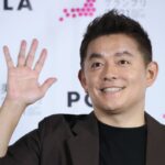 「ハンバーグ師匠」新たな「愛車」を納車！ スピードワゴン・井戸田潤が高級車「メルセデス・ベンツ」から乗り換えた"国産車"とは – くるまのニュース