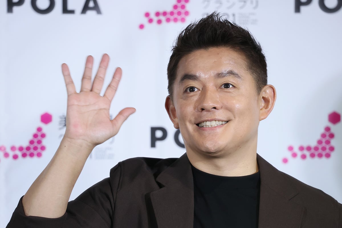 「ハンバーグ師匠」新たな「愛車」を納車！ スピードワゴン・井戸田潤が高級車「メルセデス・ベンツ」から乗り換えた"国産車"とは – くるまのニュース