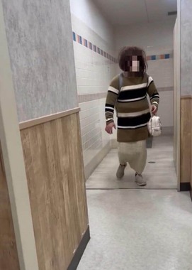 女性トイレから出る人物（X上の動画投稿から）
