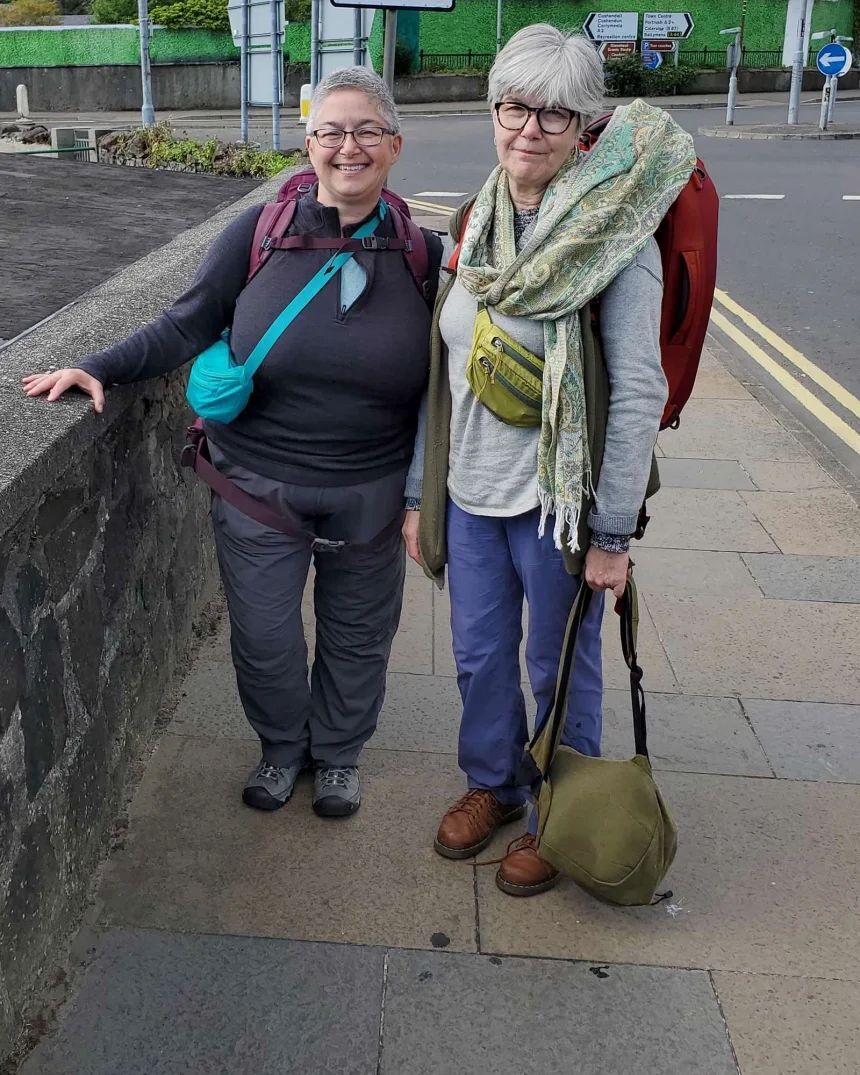 ニキ・ゴフラニアンさん（左）と姉のリッタ・ニールセンさんは2019年、休暇でスコットランドを訪れた/Courtesy Niki Lee Ghofranian