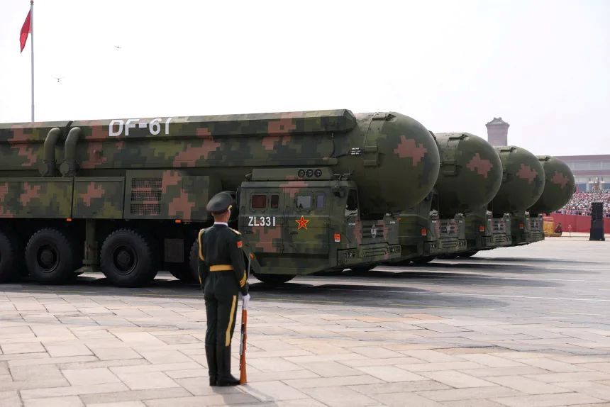2025年9月3日、北京で行われた第2次世界大戦終結80周年記念軍事パレードに登場した戦略打撃群のDF61核ミサイル/Tingshu Wang/Reuters/File