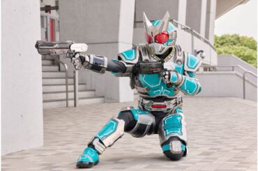 『アギトー超能力戦争ー』特殊強化装甲服G6を装着し戦う仮面ライダーG6が登場。岩永洋昭、青島心らが街を混乱に陥れる超能力者として出演