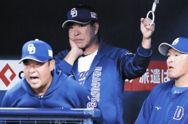 ２回裏、つり革のような道具を持つ井上監督（中）