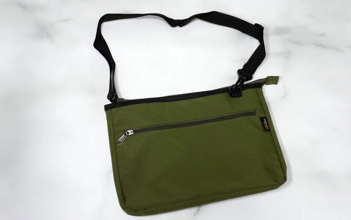 【ワークマン】1500円でこのギミックは賢すぎ！“分身”して容量が2倍になる傑作サコッシュをマニアがガチレビュー – MonoMax web