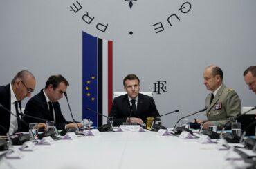 仏、空母「シャルル・ドゴール」を地中海に派遣　大統領が出航命令 | ロイター