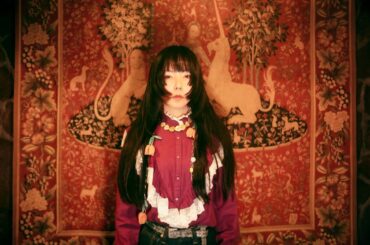 aiko、最新曲「Cry High Fly」MV公開　川崎競馬場でライブを思わせるパフォーマンスを披露 - ぴあ音楽