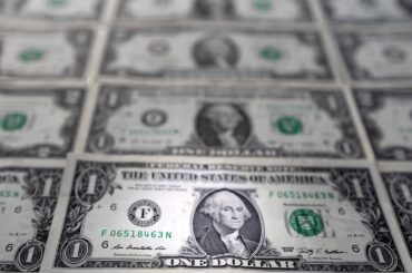 午後3時のドルは157円後半で方向感欠く、イラン情勢の影響に懸念も | ロイター