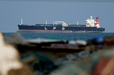 ホルムズ海峡、イラン海軍と調整なら航行可能＝外務省 | ロイター