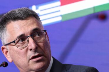 イスラエル外相、迎撃ミサイル不足を否定 | ロイター