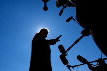 アングル：トランプ政権がメディア攻撃激化、イラン戦争報道巡り「反逆罪」言及も | ロイター