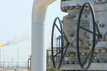 イスラエルがイランの天然ガス施設空爆、米と連携との報道　原油急騰 | ロイター