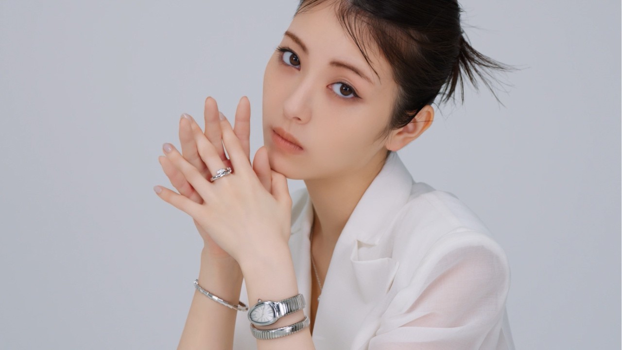 浜辺美波さんがまとう、ブルガリの艶やかな輝き