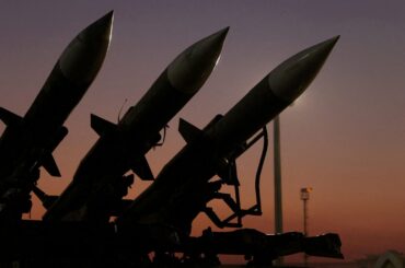 イランの革命防衛隊、ホルムズ海峡閉鎖と表明　「厳しい措置」警告 | ロイター