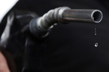 米ガソリン小売価格、1ガロン4ドル突破　イラン戦争で | ロイター