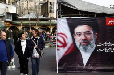 イランのモジタバ師、国内に滞在も公の場控える━ロ大使＝報道 | ロイター