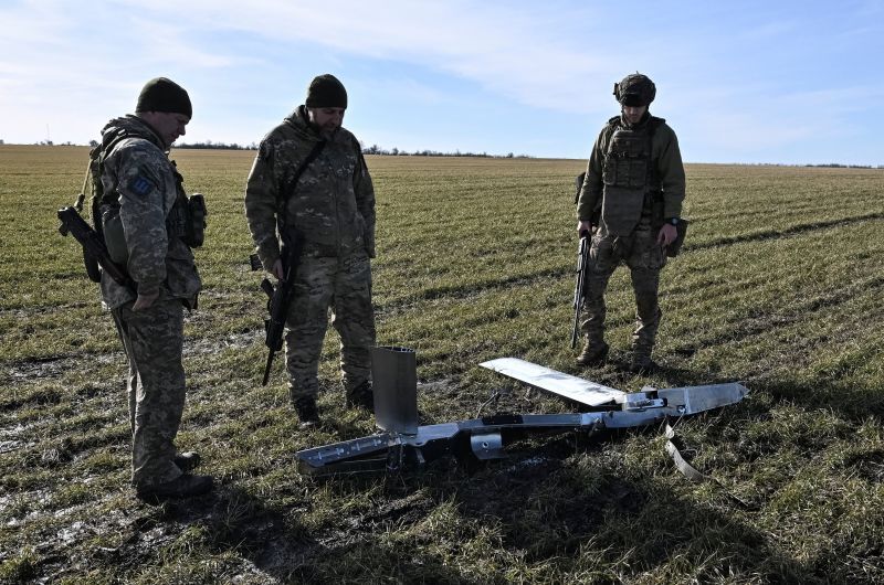 ウクライナ兵がロシア製滑空爆弾の計画・修正モジュールを点検している＝2月22日、ザポリージャ州/Stringer/Reuters