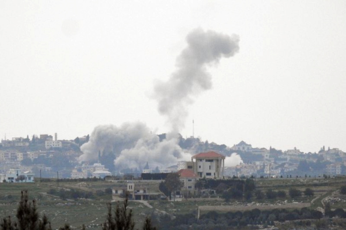 イスラエルの攻撃によりレバノン南部で立ち上る煙＝28日/Stringer/Reuters
