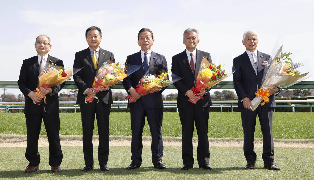 引退調教師セレモニーで花束を贈呈された(左)から南田美知雄調教師、根本康広調教師、土田稔調教師、小西一男調教師、国枝栄調教師(カメラ・荒牧 徹)