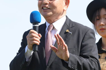 引退調教師セレモニーで挨拶する南田美知雄調教師（カメラ・荒牧　徹）