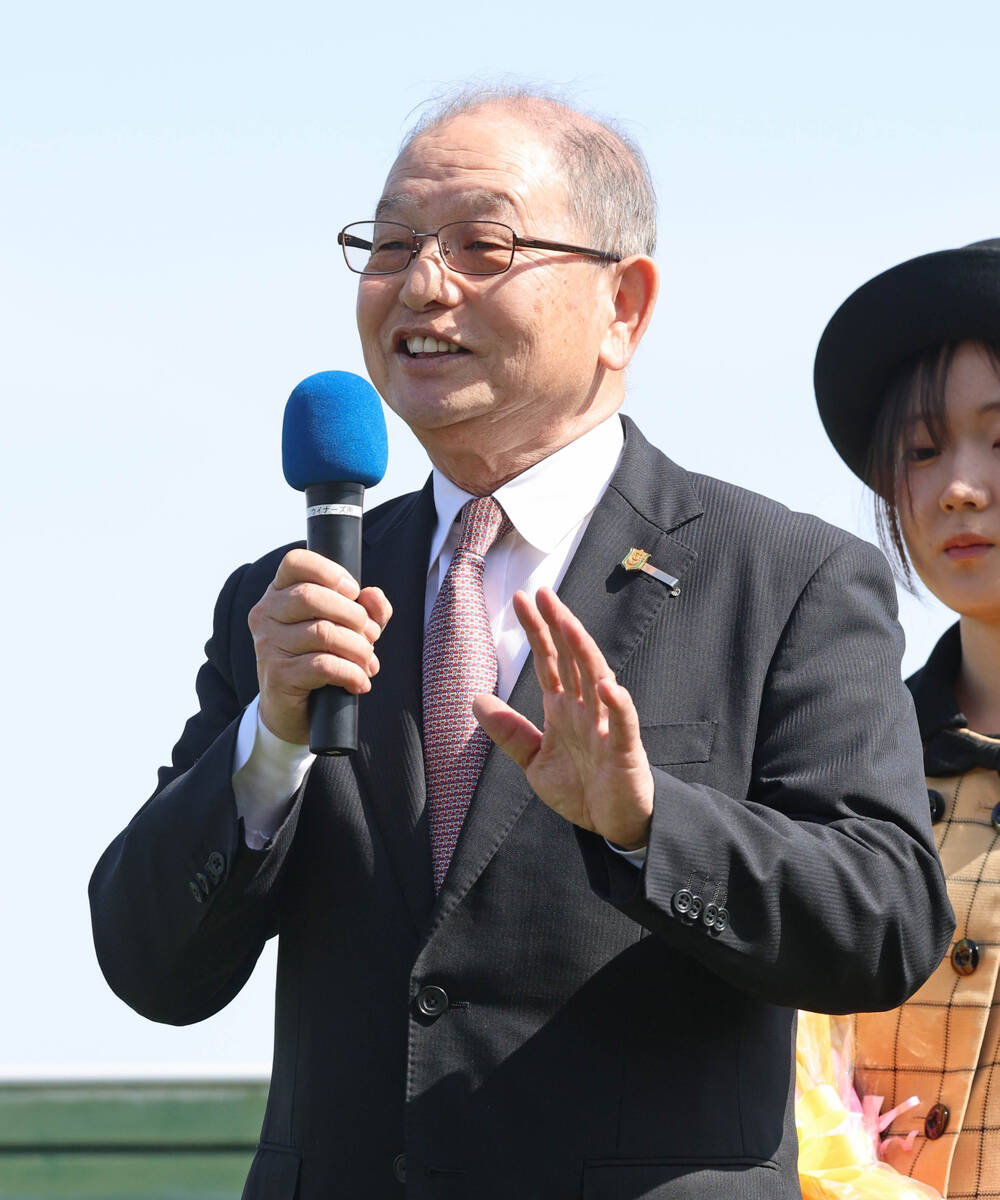 引退調教師セレモニーで挨拶する南田美知雄調教師(カメラ・荒牧 徹)