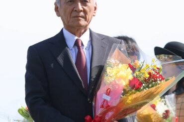 引退調教師セレモニーで花束を贈呈された小西一男調教師（カメラ・荒牧　徹）