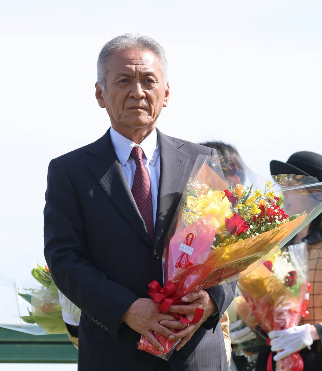 引退調教師セレモニーで花束を贈呈された小西一男調教師(カメラ・荒牧 徹)