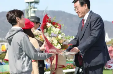 佐々木師「全く悔いなし」　西園師「幸せな馬人生」　阪神競馬場で引退セレモニー - スポニチ Sponichi Annex ギャンブル