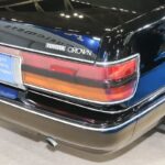 トヨタの「黒い高級車」実車公開！ 九州で眠りについていた希少色の「40年モノ」ビンテージ！ 美しく蘇った"おじいちゃん"の「130系クラウン」注目点とは – くるまのニュース