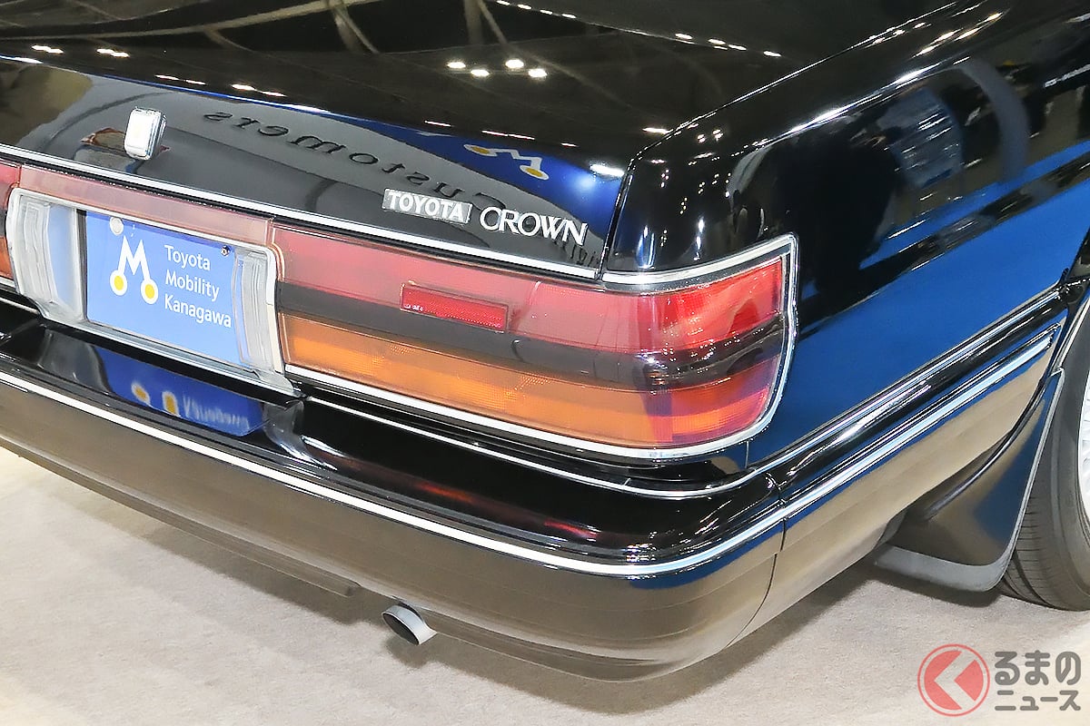 トヨタの「黒い高級車」実車公開！ 九州で眠りについていた希少色の「40年モノ」ビンテージ！ 美しく蘇った"おじいちゃん"の「130系クラウン」注目点とは – くるまのニュース