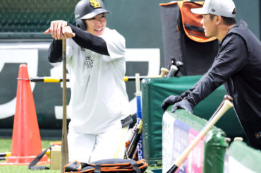 柳田悠岐（左）と話をする坂本勇人（カメラ・小林　泰斗）