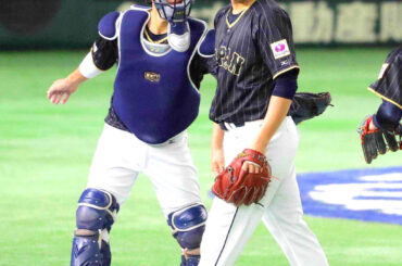 １７年のＷＢＣでバッテリーを組んだ菅野（右）と小林