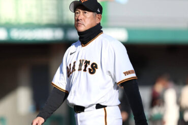 試合後スタンドにあいさつした石井琢朗２軍監督（カメラ・渡辺　朋美）