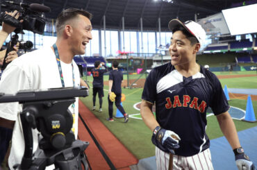 試合前、ラーズ・ヌートバー（左）と話をする中村悠平（カメラ・岩田　大補 ）