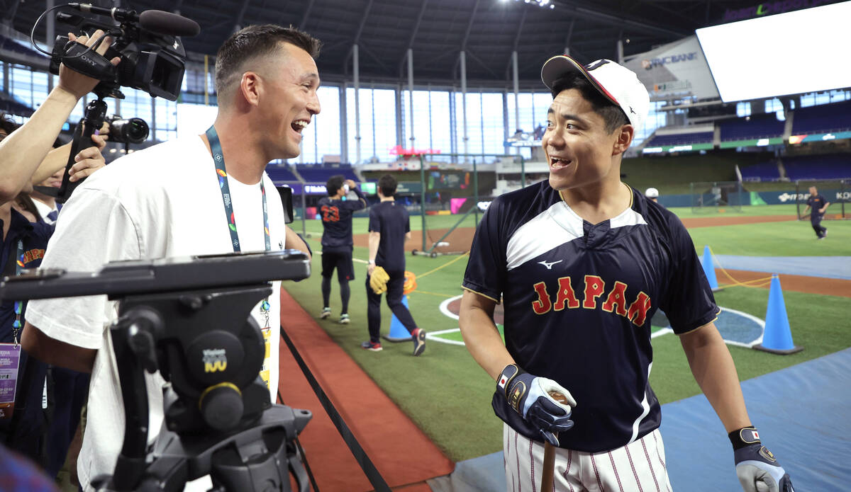 前回WBC優勝に貢献 カージナルスのヌートバーが侍ジャパンを激励 – スポーツ報知 試合前、ラーズ・ヌートバー(左)と話をする中村悠平(カメラ・岩田 大補 )