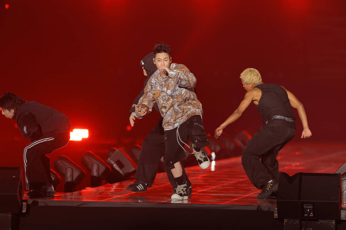 RYOKI MIYAMAこと三山凌輝 アーティスト活動再開後初ステージで自虐「曲がねぇー」 – スポーツ報知 パフォーマンスするRYOKI MIYAMA