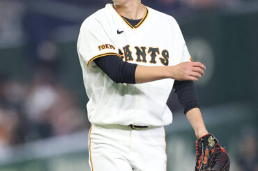 ５回２死、打者・サンタナに投球後、舌を出す戸郷翔征（カメラ・宮崎　亮太）
