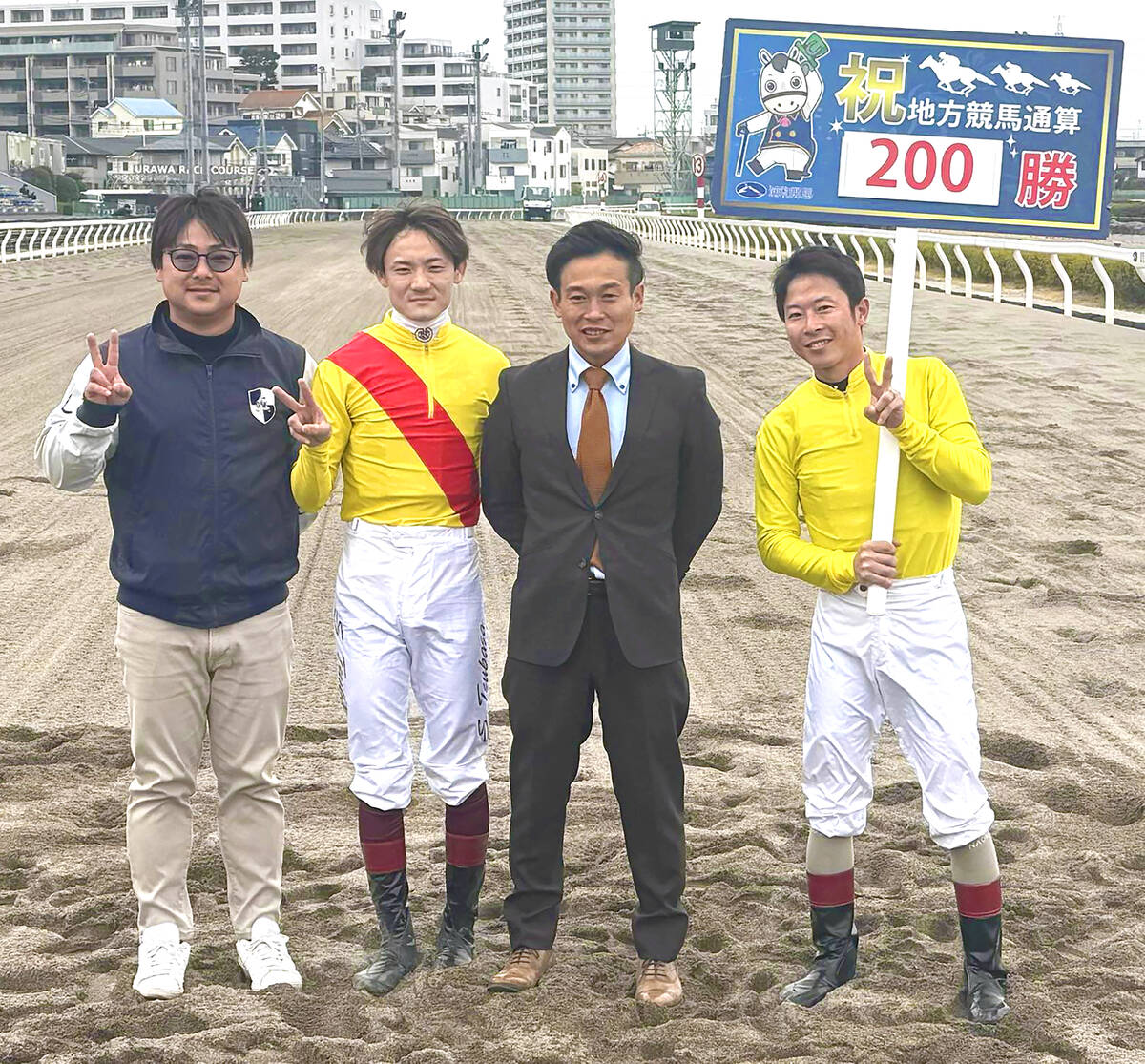 ２Ｒで節目の勝利を挙げた繁田健一調教師（右から２人目）